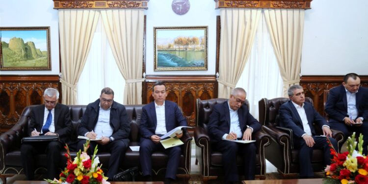 ازبکستان؛ افغانستان کې د سمنټو او برېښنا تولید برخو کې پانګونه کوي