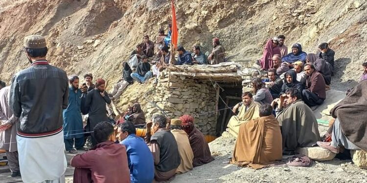 پاکستان کې د ډبرو سکرو کان د نړېدو پېښه کې ۱۲ تنه مړه شوي