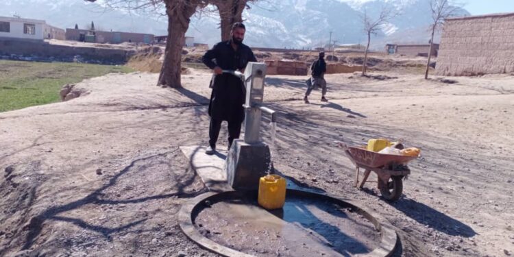 ننګرهار کې ۶۰۰ کورنۍ د څښاک له پاکو اوبو برخمنې شوې