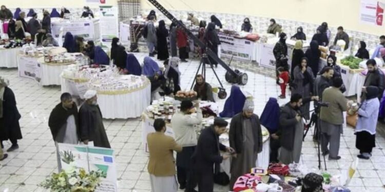 جوزجان کې د مېرمنو لاسي صنایعو نندارتون پرانیستل شوی دی