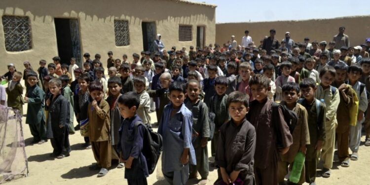 پاکستان کې تر ۵ لکه زیات افغان ماشومان له زده کړو بې برخې دي