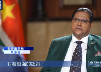 د سورينام ولسمشر د کمربند او لارې وړانديز ستاينه وکړه