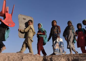 اروزګان کې ۸۰ زره ماشومان له زده‌کړو بې‌برخې دي