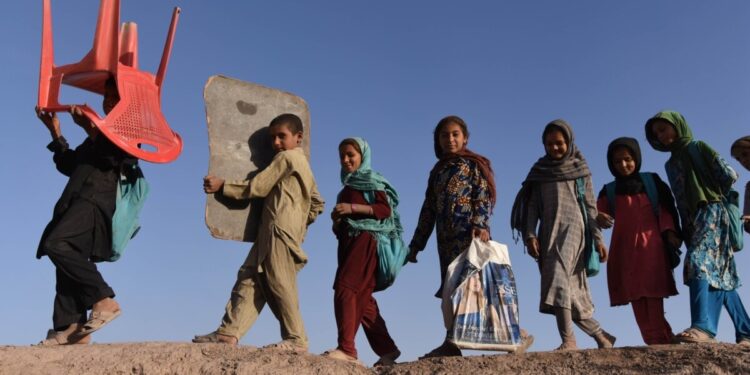 اروزګان کې ۸۰ زره ماشومان له زدهکړو بېبرخې دي