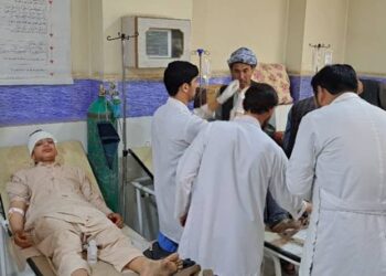 سمنګانو کې د ترافیکې پېښې له امله یو کس مړ شوی او ۹ نور ټپيان دي