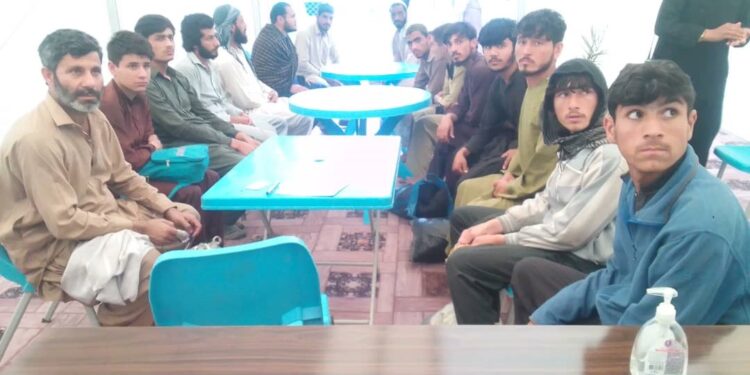 د پاکستان له زندانونو ۱۶ تنه افغانان خوشې شول