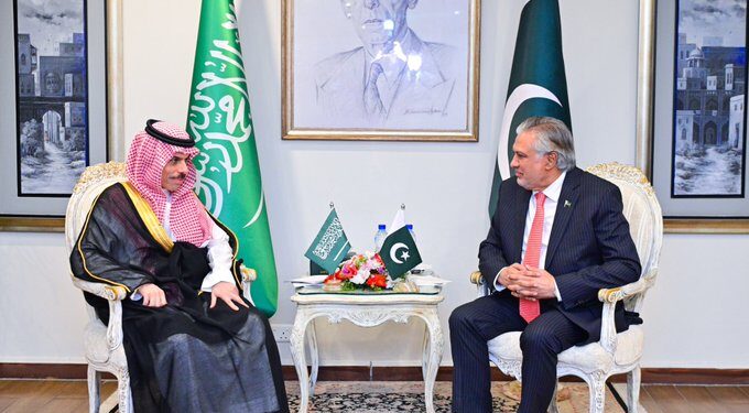 سعودي او پاکستاني چارواکو سیمه کې پر روان وضعیت خبرې کړې