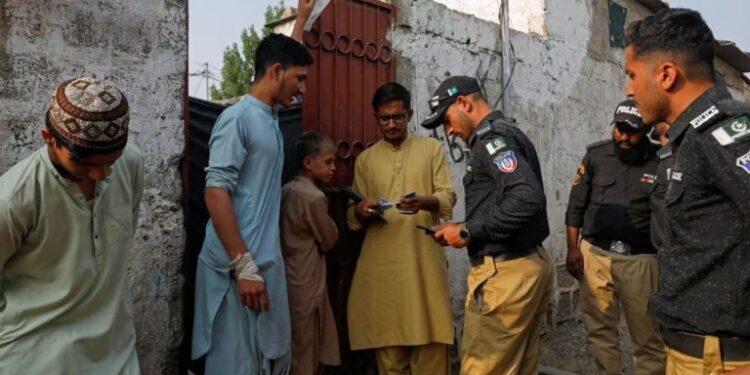 پاکستان کې د افغان کډوالو د نیولو لړۍ بیا پيل شوې ده