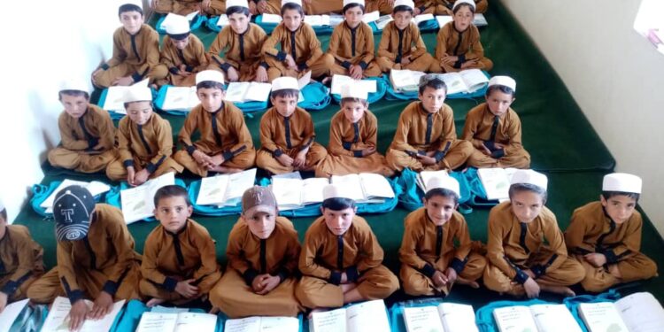 په لوګر کې له زرګونو زده کوونکو سره د درسي توکو مرسته وشوه