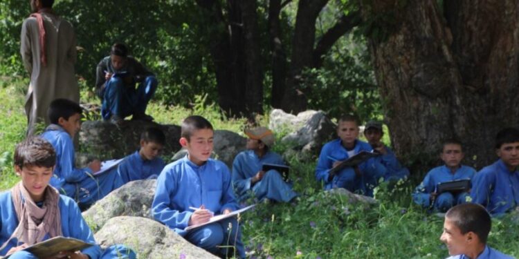 نورستان کې سلګونه ماشومان له درنو کارونو راګرځول شوي