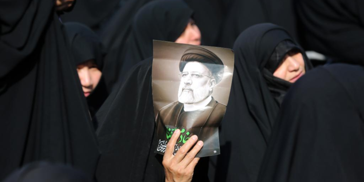 د ابراهيم رئيسي جسد په خپل پلارني ټاټوبي کې خاورو ته وسپارل شو