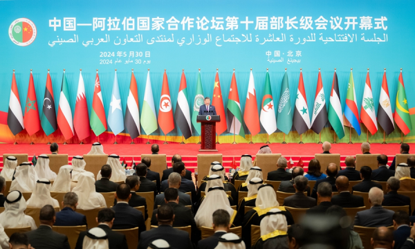 شي جين پينګ: چين او عربي هېوادونه دې خپلمنځي اړيکې د نړيوالې سولې او ثبات د ساتلو نمونه وګرځوي