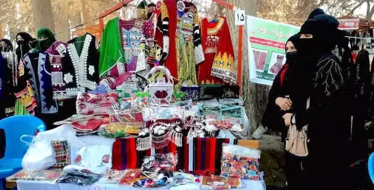 مسوولین: بغلان کې ۲زره مېرمنې د لاسي توکو په صنعت بوختې دي