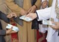 مرکزي بغلان ولسوالۍکې سېلاب ځپلو ته د نغدي مرستو وېش پیل شوی