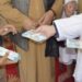 مرکزي بغلان ولسوالۍکې سېلاب ځپلو ته د نغدي مرستو وېش پیل شوی