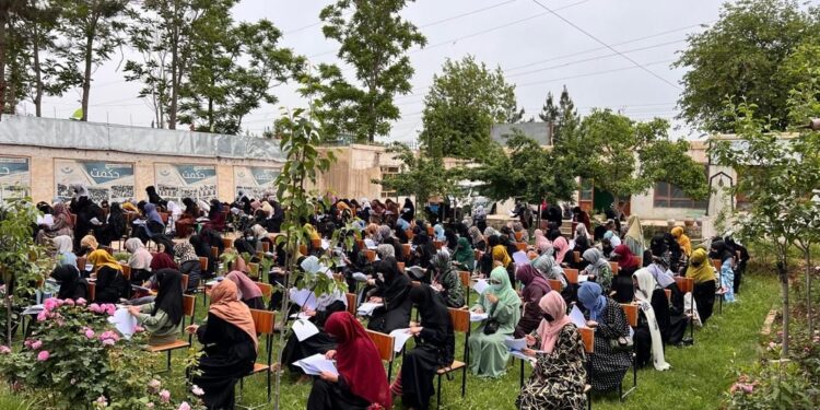 کندزو کې ۲۳۴ راستنو شویو کډوالو نجونو د قابلګۍ ازموینه ورکړه