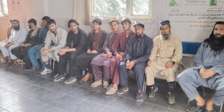 د پاکستان له زندانونو ۱۵ افغانان خوشې شول