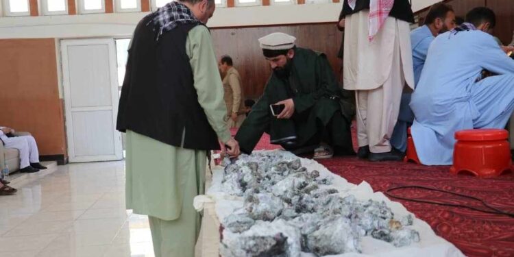 پنجشېر کې په لومړي ځل استخراج شوي یاقوت وپلورل شول