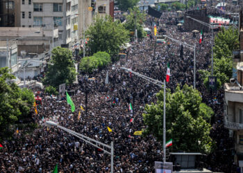 زرګونه کسان د رییسي او نورو چارواکو د جنازې مراسمو ته راټول شوي
