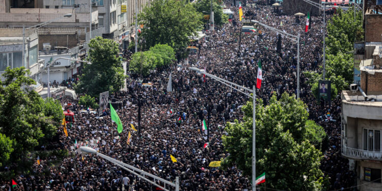 زرګونه کسان د رییسي او نورو چارواکو د جنازې مراسمو ته راټول شوي