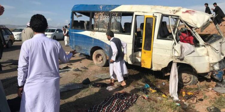 هرات کې د ترافیکي پېښې له امله ۱۸ کسانو ته مرګ ژوبله اوښتې