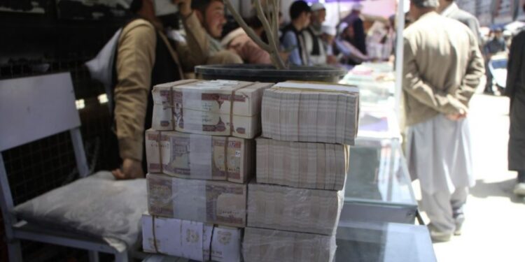د افغانستان بانک: بې جوازه صرافان دې خپل ناقانونه فعالیتونه ودروي