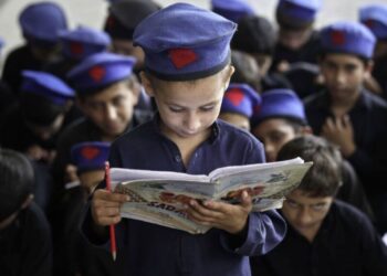 پاکستان ښوونځیو کې د زده کوونکو شاملولو لپاره بېړنی حالت اعلان کړی