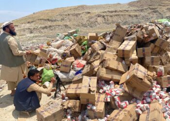 ننګرهار کې ۱۸ ټنه تاريخ‌تېر او بې‌کيفيته خوراکي توکي وسوځول شول