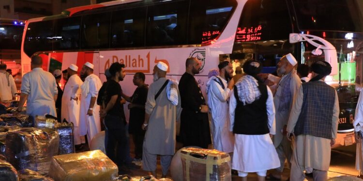 له سعودي عربستانه د افغان حاجیانو د بېرته راستنېدو بهیر پیل شو