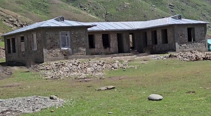 بدخشان کې د خلکو په شخصي لګښت یو ښوونځي ته ودانۍ جوړه شوه