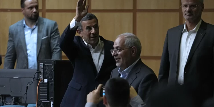 محمود احمدي نژاد د ایران ولسمشریزو ټاکنو ته نوم لیکنه وکړه