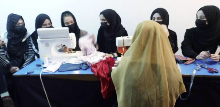 بامیانو کې یوې مېرمنې ۲۰ نورو ښځو ته د کار زمینه برابره کړې