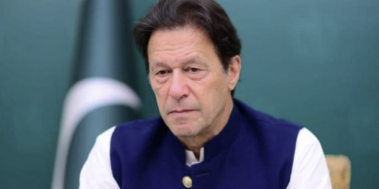 عمران خان د دولتي رازونو په قضیه کې برائت ترلاسه کړ