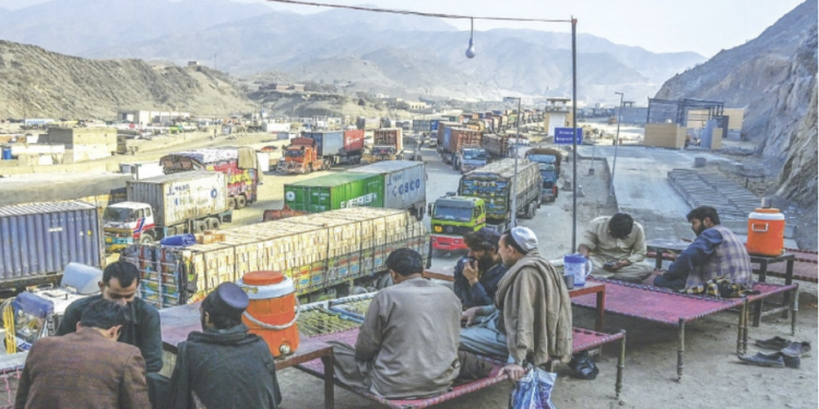 پاکستان ته د سوداګریزو توکو لېږدوونکو لاریو تګراتګ ډېر شوی