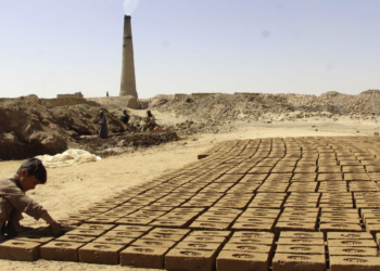 اوچا: افغانستان کې ۱۹ سلنه ماشومان په درنو کارونو بوخت دي