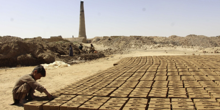 اوچا: افغانستان کې ۱۹ سلنه ماشومان په درنو کارونو بوخت دي