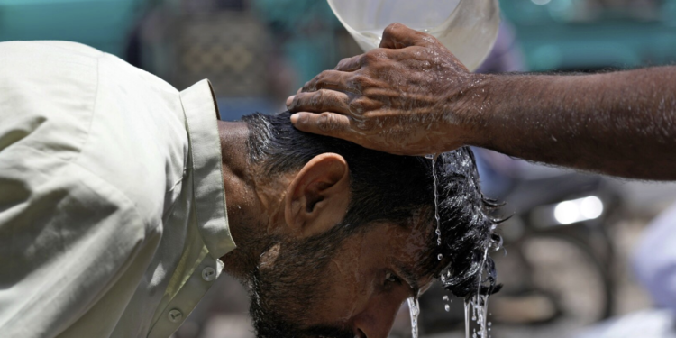 پاکستان کې د سختې ګرمۍ له امله د مړو شمېر ۳۶ تنو ته ورسېد