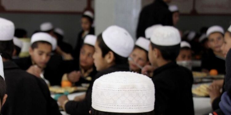 هیواد کې ۱۰ زره بې سرپرسته ماشومان په روزنتونونو کې ساتل کیږي