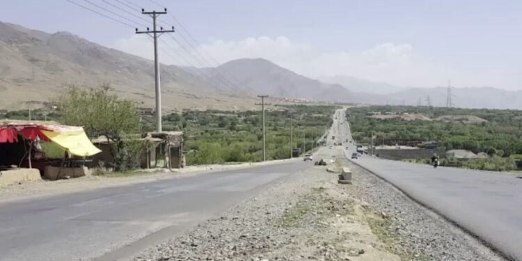 پروان کې د ۱۲ کیلو متره سړک جوړولو چارې پیل شوې
