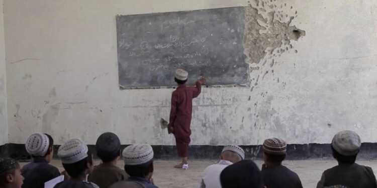 کندهار کې ویجاړ شوي ښوونځي بیا رغول کیږي