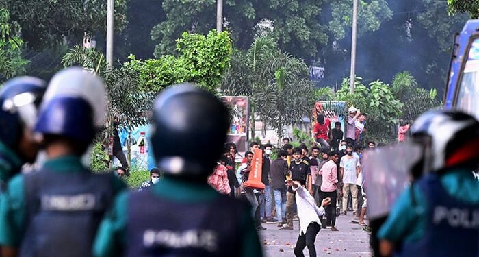 بنګله دېش کې د روانو لاریونونو پرمهال ۳۲ کسان وژل شوي