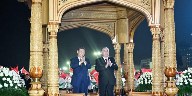 شي جين پينګ د دوشنبی نړيوال هوايي ډګر کې کتبي وينا وکړه