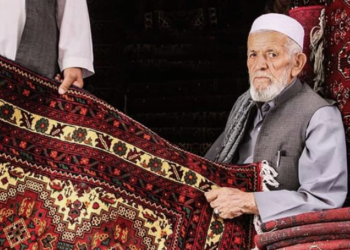 د بدخشان غالۍ اوبدونکي د غالیو د پلور بازار له نشتوالي شکایت کوي