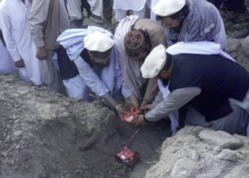 نورستان کې د دوو پروژو د بنسټ ډبرې کېښودل شوې