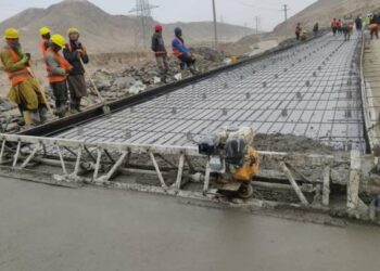 بغلان کې د ۶ کیلومتره سړک د کانکرېټ کېدو چارې پيل شوې