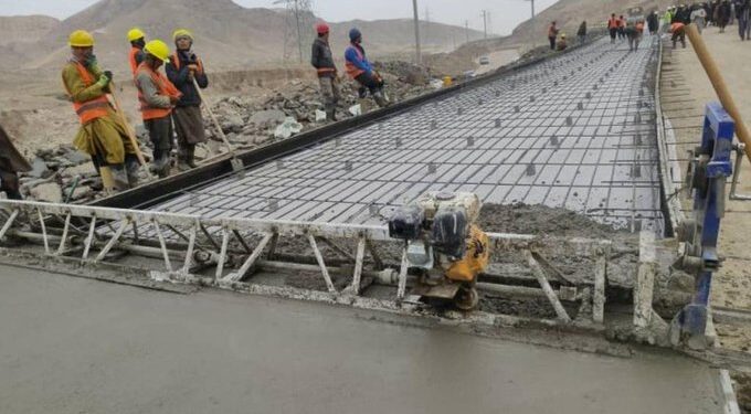 بغلان کې د ۶ کیلومتره سړک د کانکرېټ کېدو چارې پيل شوې