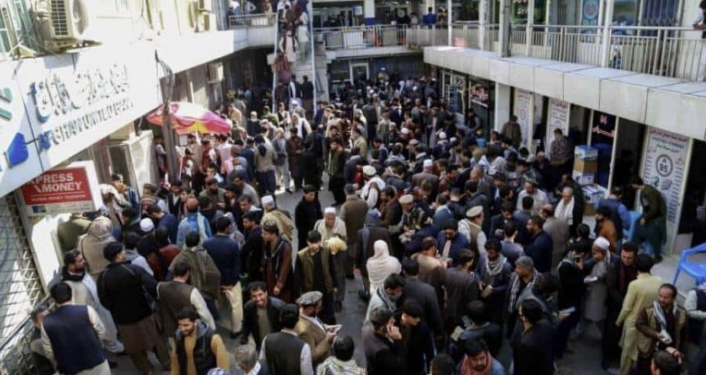 د افغانستان بانک د ګرځنده صرافانو د فعاليت بندولو لړۍ پيل کړه