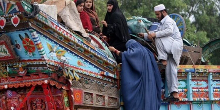 له ایران او پاکستانه نږدې دوه زره کډوال هېواد ته راستانه شول