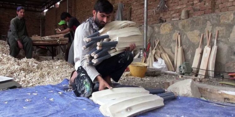 کندوز کې د کرکټ بېټونو د توليد کارخونه جوړه شوې