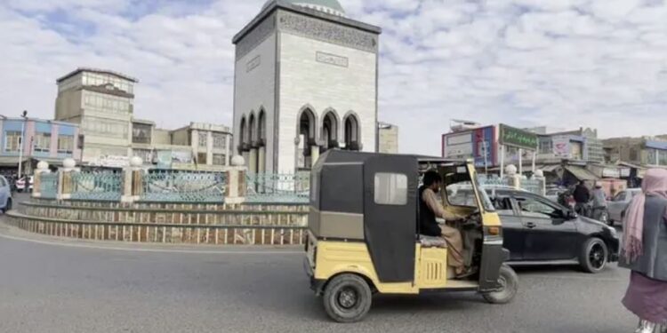 بدخشان کې د ترافیکي پېښې له امله ۱۶کسانو ته مرګ ژوبله اوښتې
